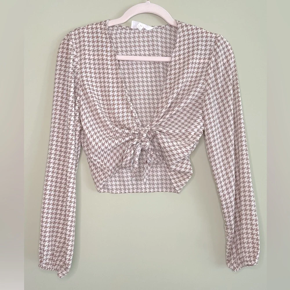 3 for $15 🦋 LIKE NEW Houndstooth Crop Tie Top - Long-sleeve - Picture 2 of 8